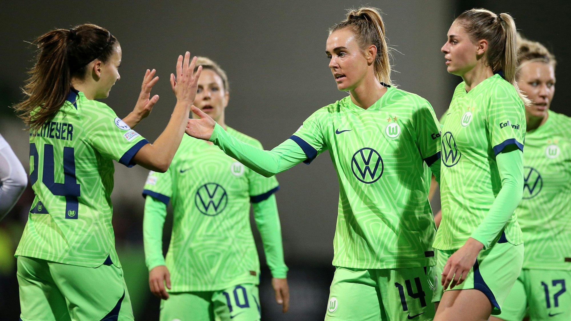 Die Frauen des VfL Wolfsburg klatschen sich nach einem Tor ab.