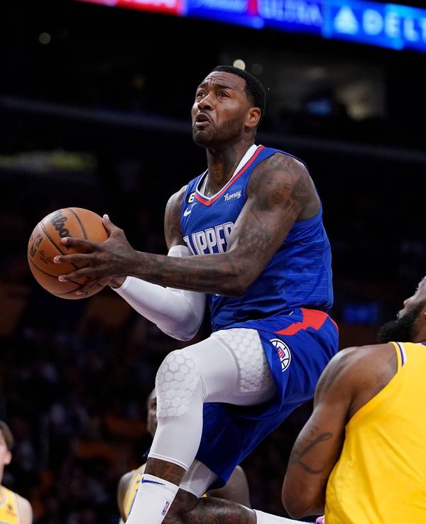Clippers-Profi John Wall (l.) steigt hoch zum Korb, Lakers-Star Lebron James kann nur zugucken.