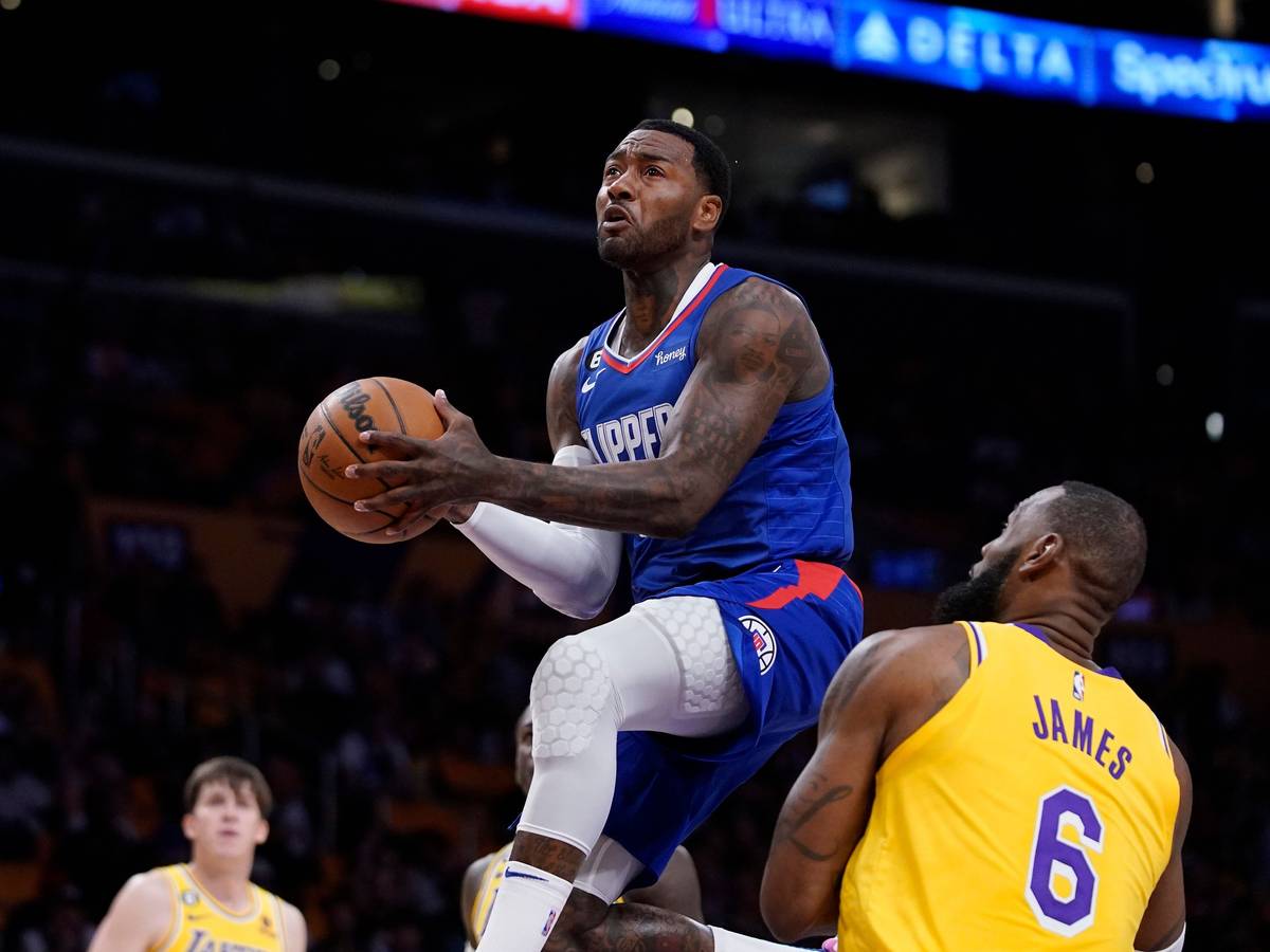 Clippers-Profi John Wall (l.) steigt hoch zum Korb, Lakers-Star Lebron James kann nur zugucken.