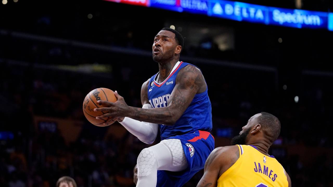 Clippers-Profi John Wall (l.) steigt hoch zum Korb, Lakers-Star Lebron James kann nur zugucken.