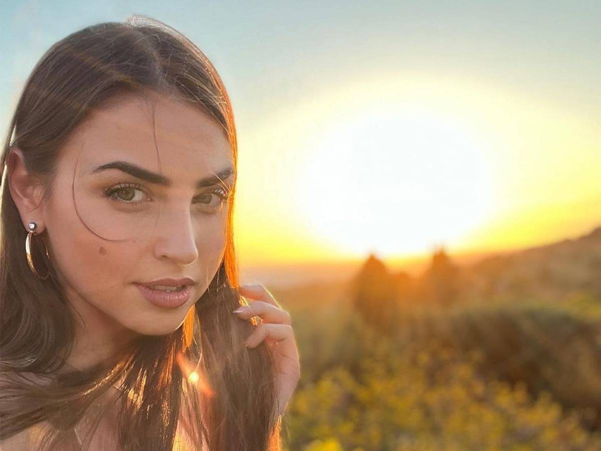 Ekaterina Leonova auf einem Instagram-Selfie vom Juli 2022 bei Sonnenuntergang.