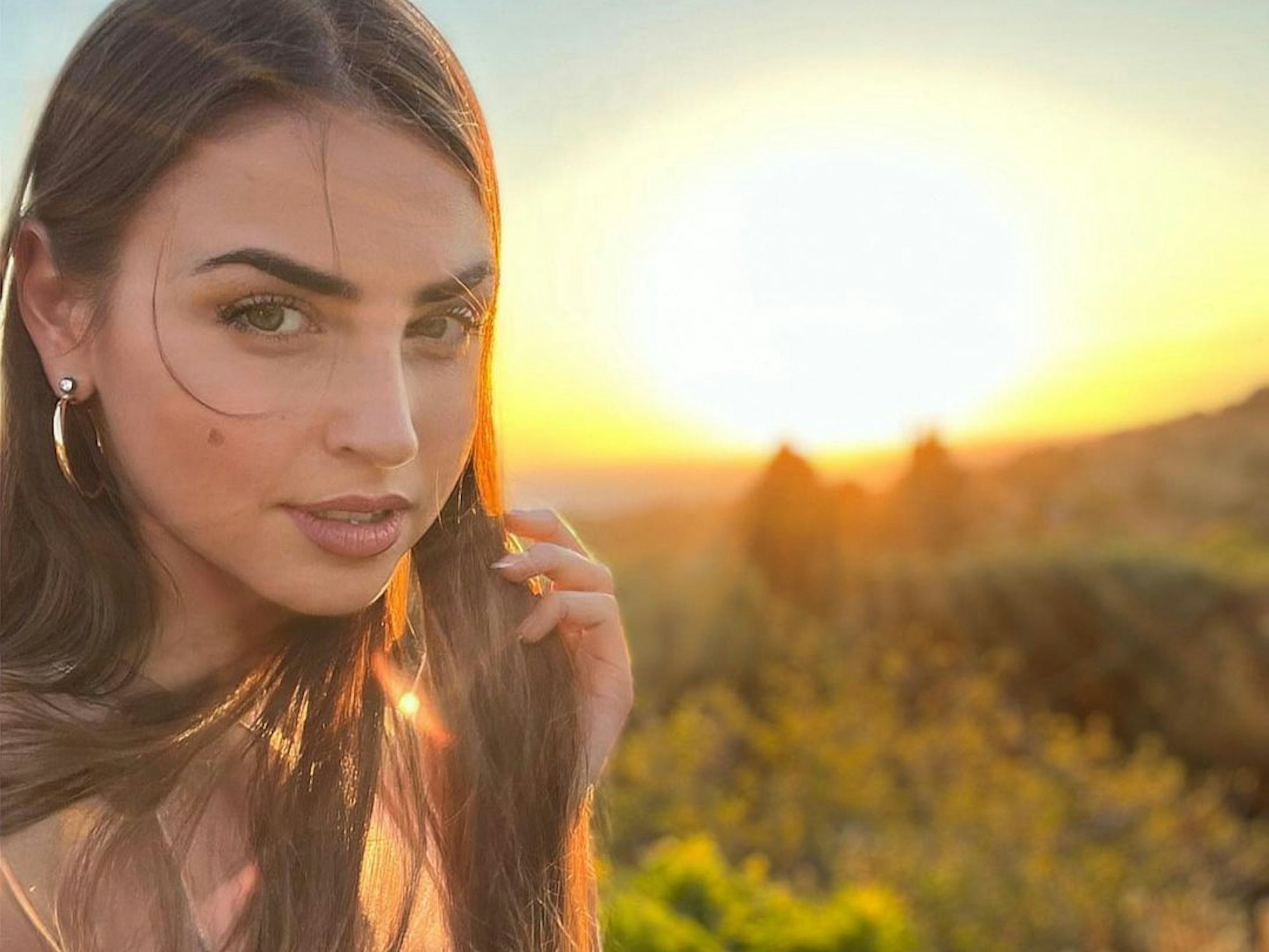 Ekaterina Leonova auf einem Instagram-Selfie vom Juli 2022 bei Sonnenuntergang.