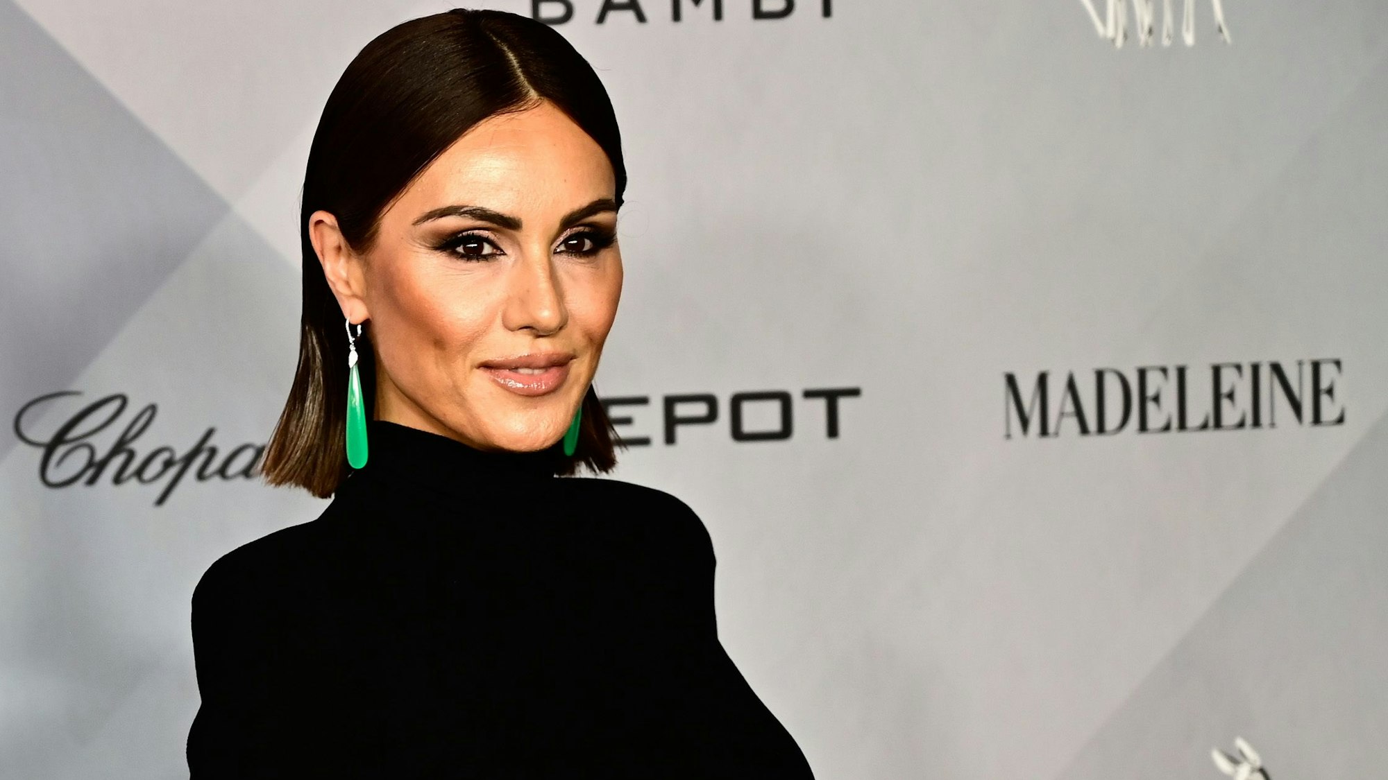 Nazan Eckes posiert in einem schwarzen engen Kleid für die Kameras.