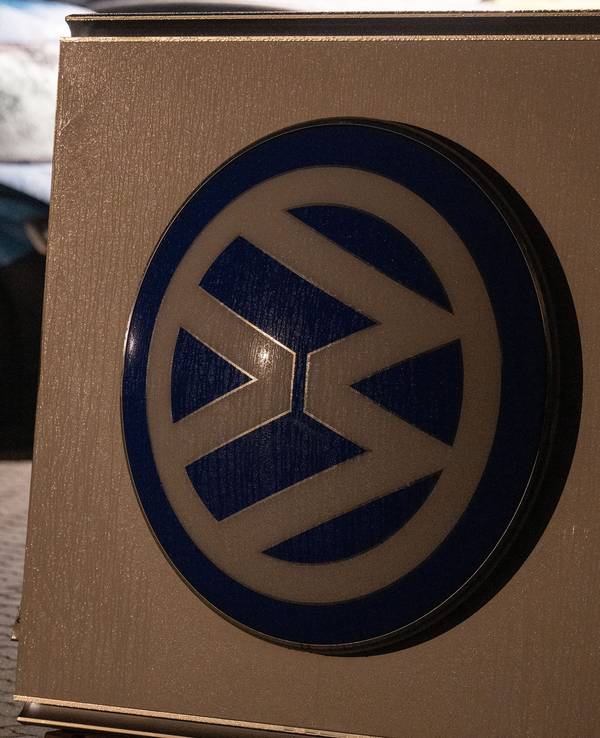 Die Wissenschaftler hatten sich auf den Boden geklebt. Hier ein Symbolfoto von einem VW-Logo.