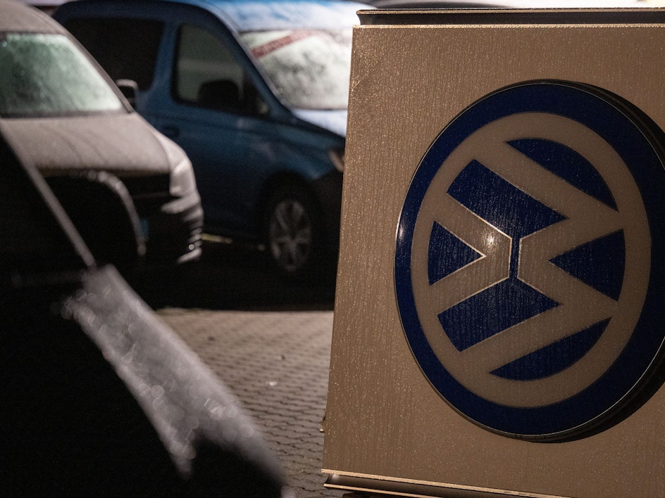 Die Wissenschaftler hatten sich auf den Boden geklebt. Hier ein Symbolfoto von einem VW-Logo.