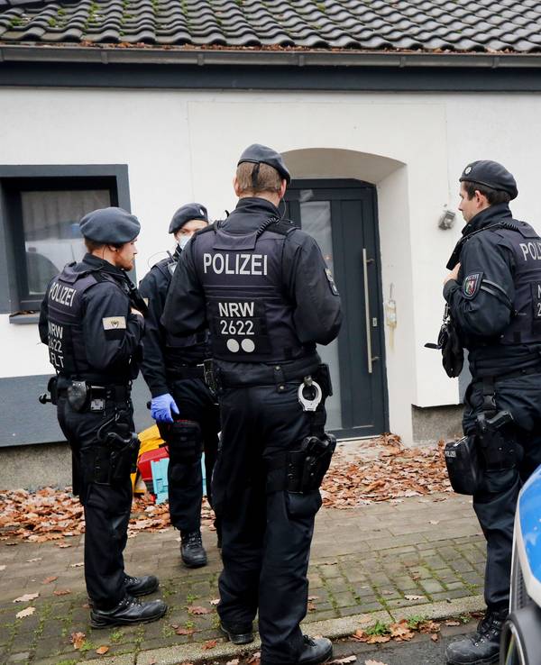 Einsatzkräfte der Polizei untersuchen ein Objekt in Duisburg.