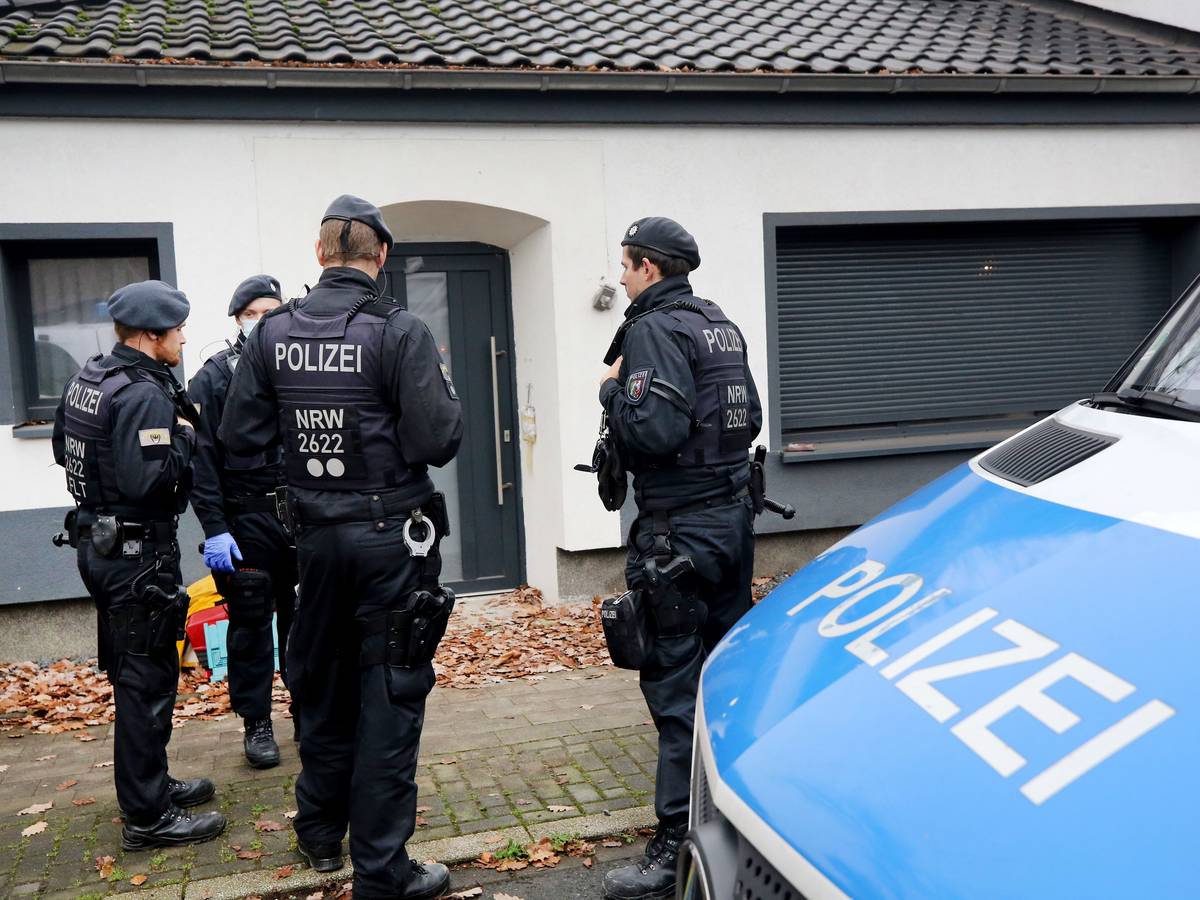 Einsatzkräfte der Polizei untersuchen ein Objekt in Duisburg.