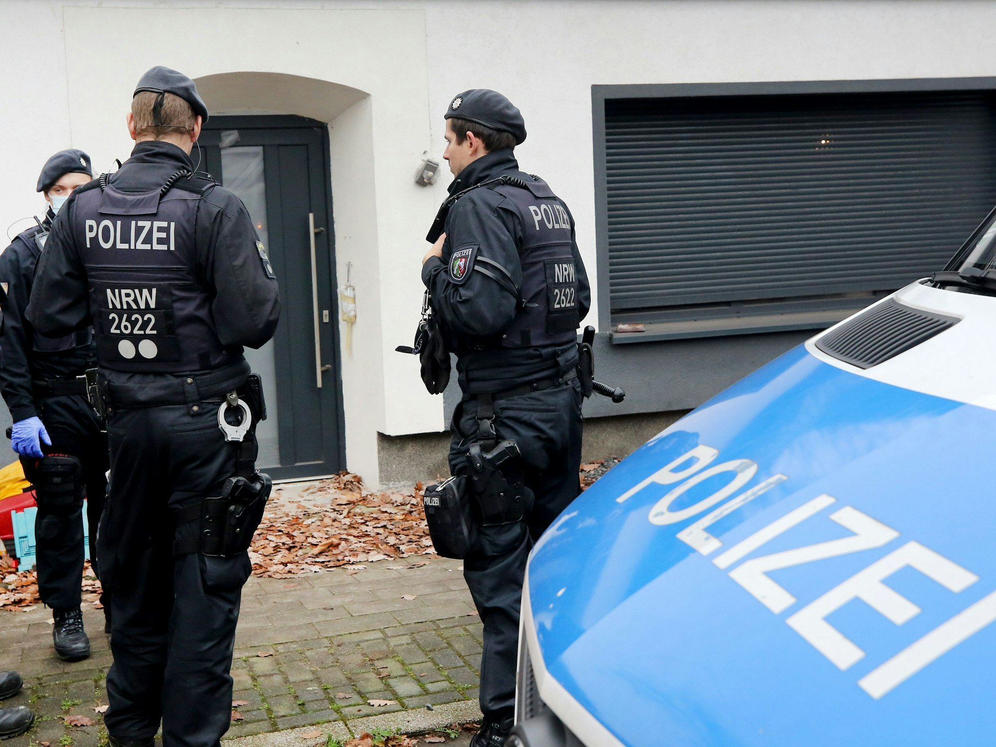 Einsatzkräfte der Polizei untersuchen ein Objekt in Duisburg.