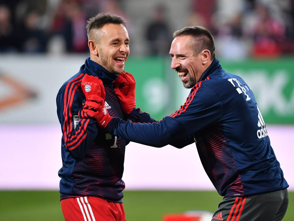 Die ehemaligen Bayern-Profis Rafinha (l.) und Franck Ribery albern zusammen herum.