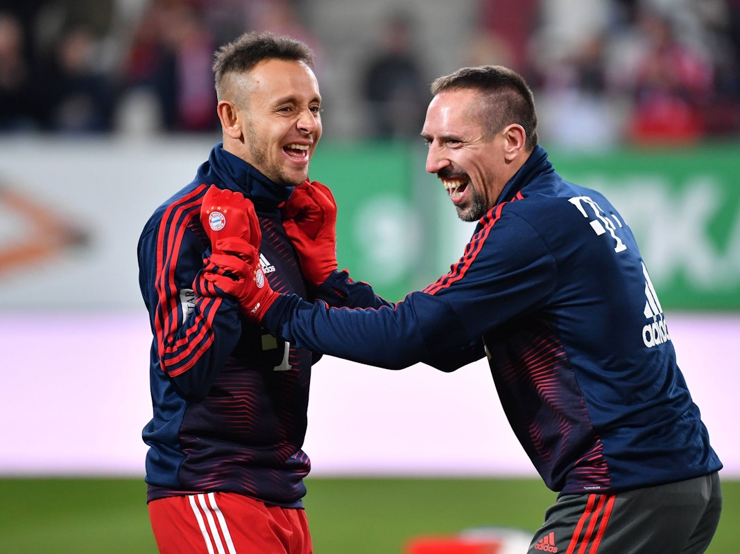 Die ehemaligen Bayern-Profis Rafinha (l.) und Franck Ribery albern zusammen herum.