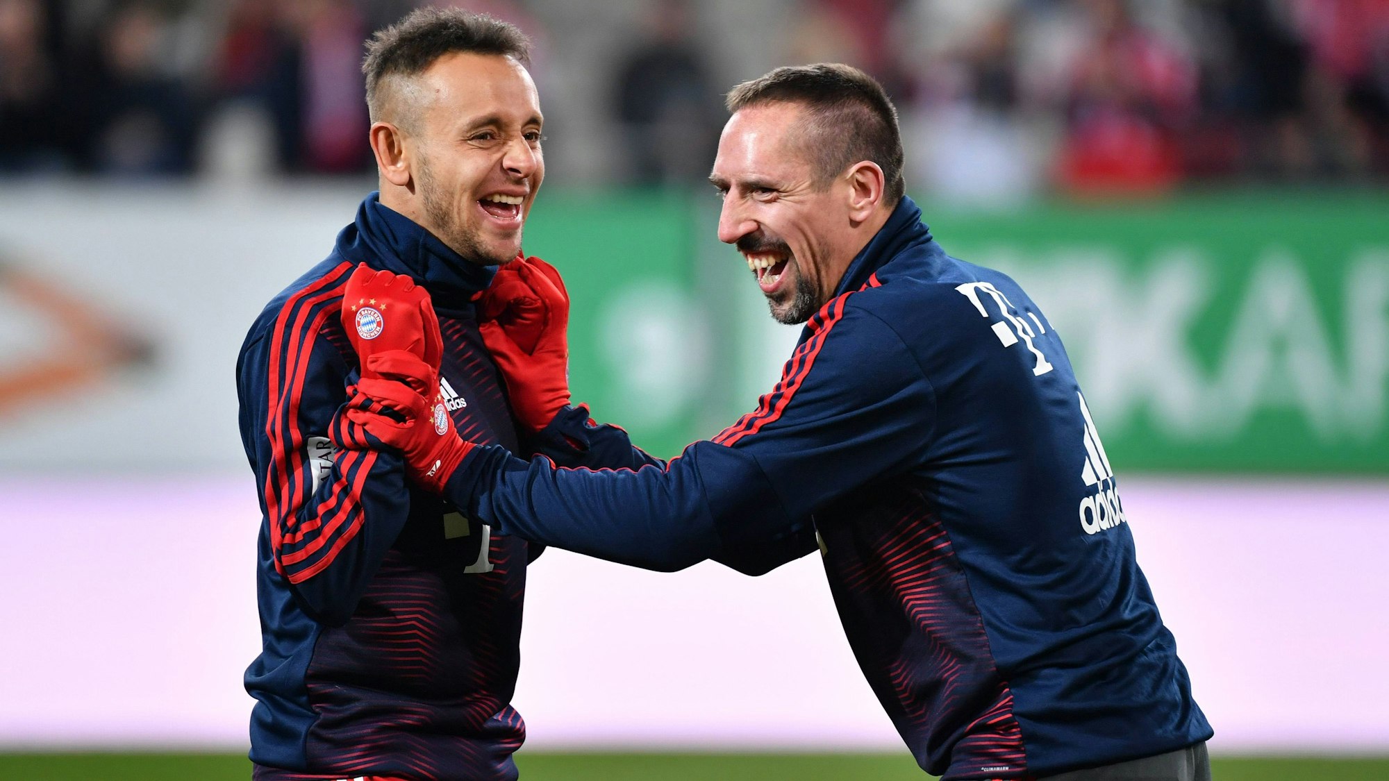 Die ehemaligen Bayern-Profis Rafinha (l.) und Franck Ribery albern zusammen herum.