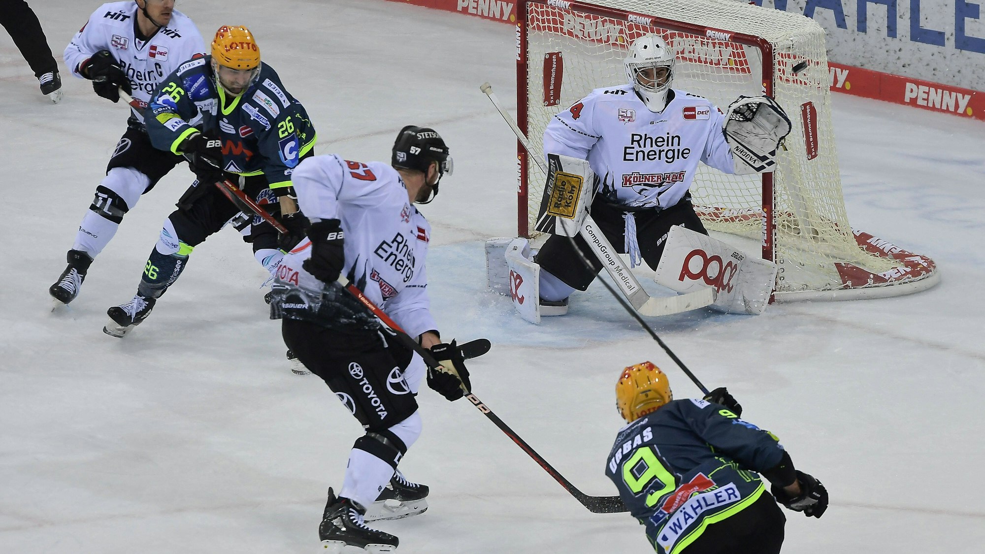 Getümmel vor dem Tor der Kölner Haie