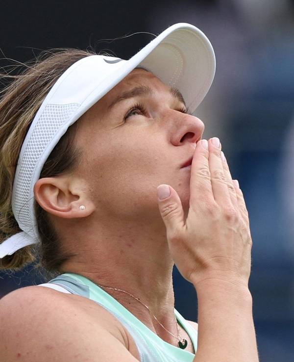Simona Halep schaut bei einem Tennis-Spiel in die Luft