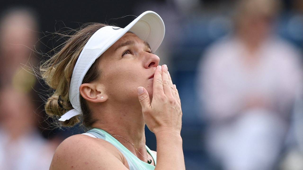 Simona Halep schaut bei einem Tennis-Spiel in die Luft