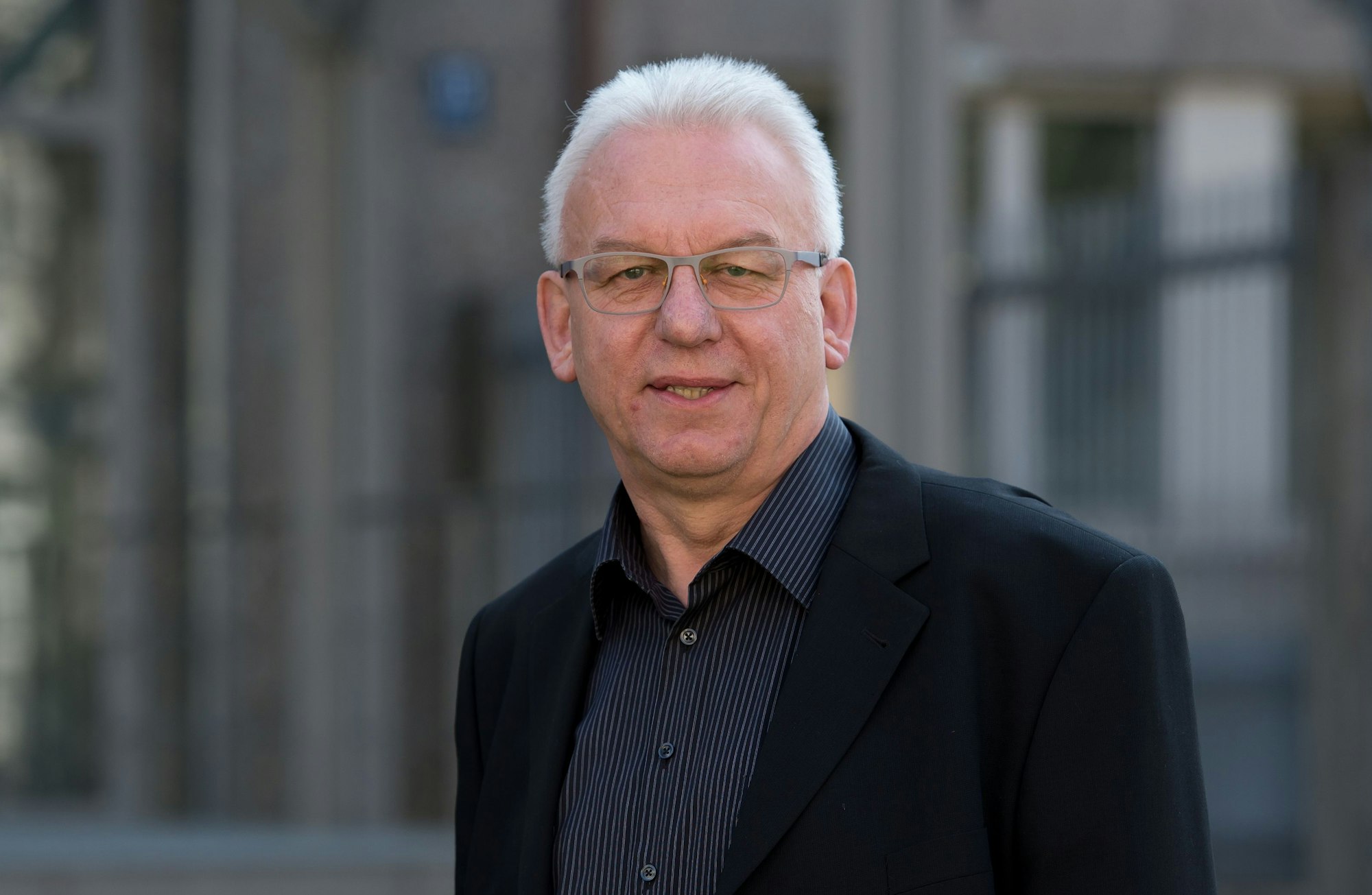 Alfred Hettmer posiert am 18.03.2016 in München (Bayern) vor dem Haupteingang des Bayerischen Landeskriminalamt (LKA).