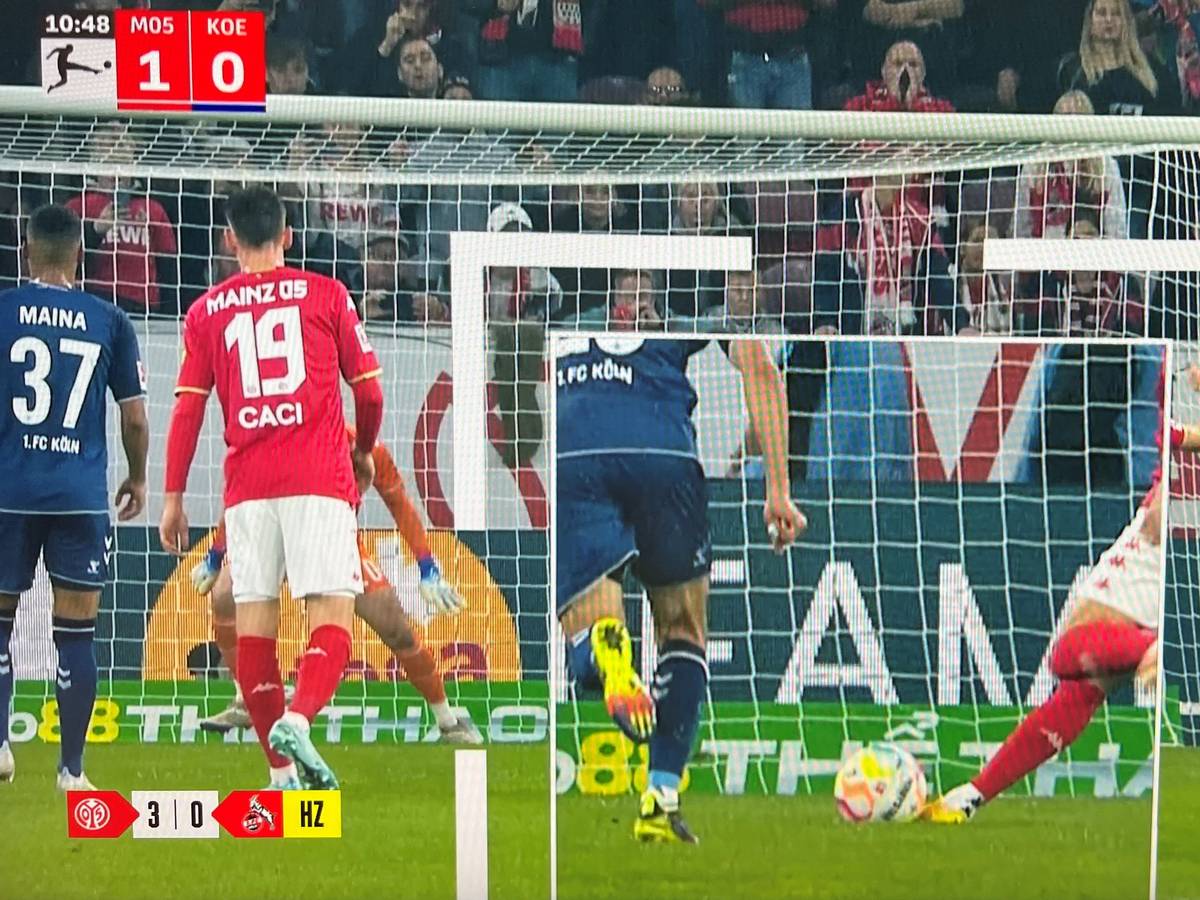 Der strittige Moment: Vor seinem Schuss könnte der Mainzer Marcus Ingvartsen den Ball mit seinem Standbein bereits minimal berührt haben.
