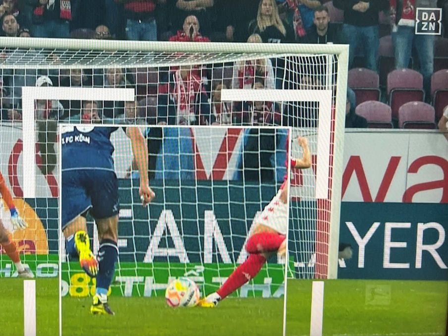 Der strittige Moment: Vor seinem Schuss könnte der Mainzer Marcus Ingvartsen den Ball mit seinem Standbein bereits minimal berührt haben.