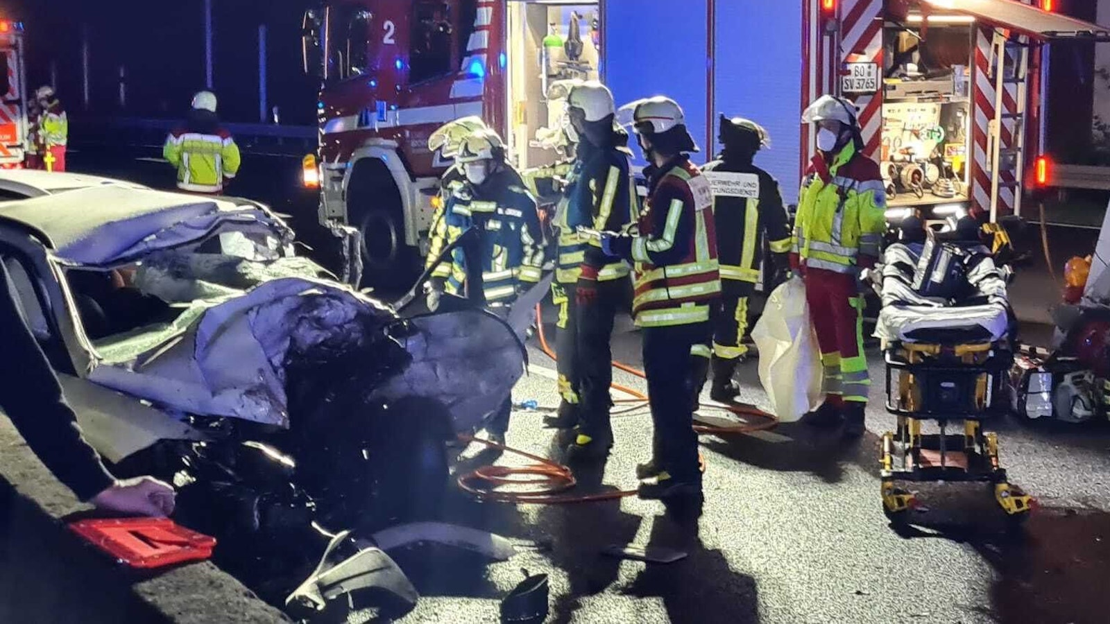 Einsatzkräfte an einer Unfallstelle auf der Autobahn