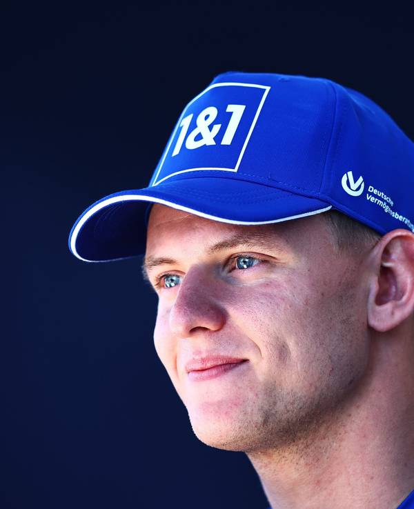 Mick Schumacher hat gute Laune bei einem Interview vor dem Großen Preis der USA.