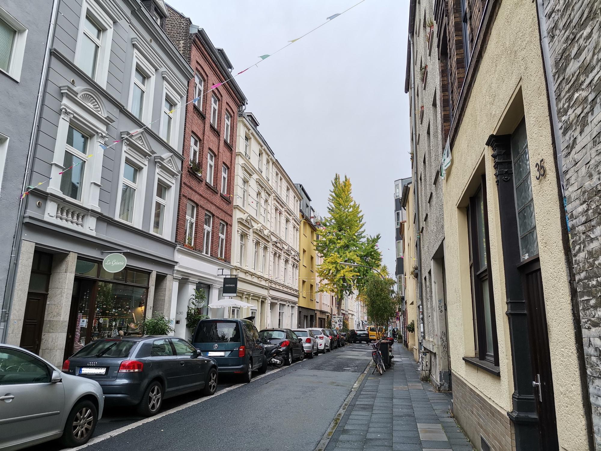 Das Ordnungsamt ist am 18. Oktober in der Körnerstraße in Köln-Ehrenfeld einmarschiert und hat dort grüne Zettel verteilt.