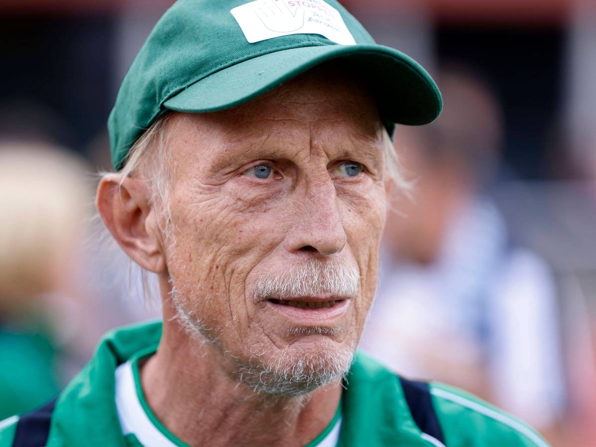 Christoph Daum steht mit Kappe am Spielfeldrand.