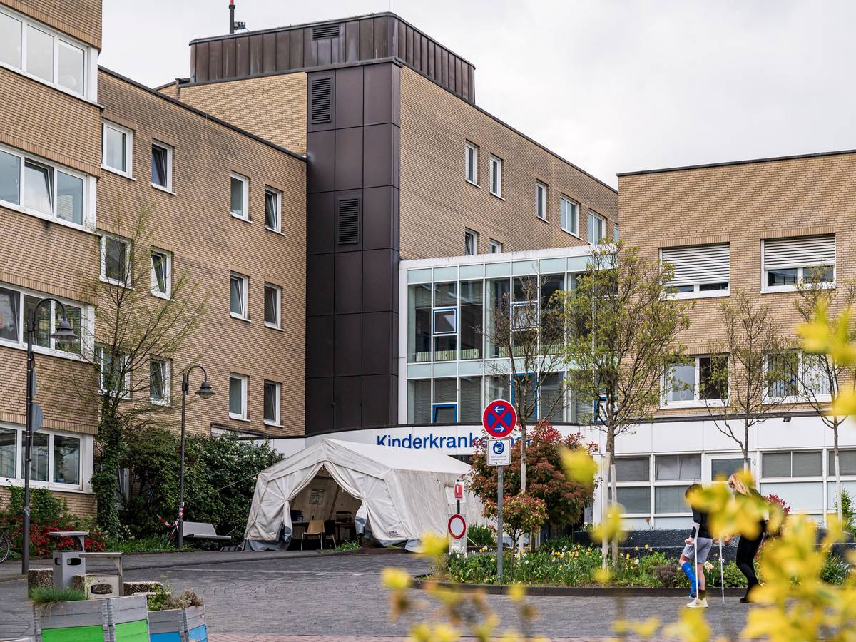 Das Kinderkrankenhaus im Kölner Stadtteil Riehl. In NRW können viele Betten auf den Kinderintensivstationen aktuell nicht genutzt werden.