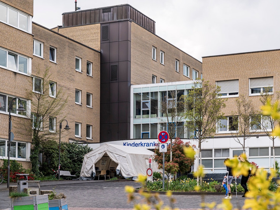 Das Kinderkrankenhaus im Kölner Stadtteil Riehl. In NRW können viele Betten auf den Kinderintensivstationen aktuell nicht genutzt werden.