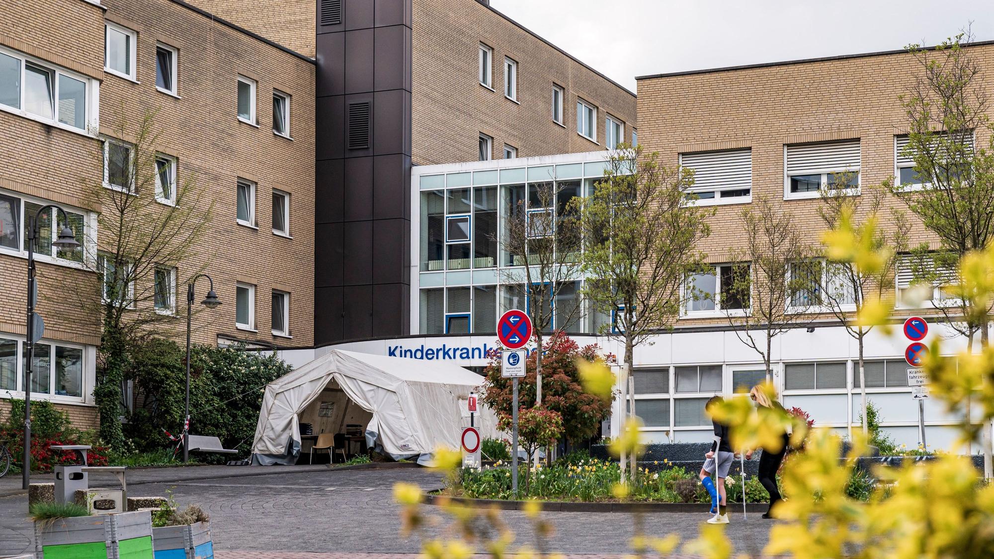 Das Kinderkrankenhaus im Kölner Stadtteil Riehl. In NRW können viele Betten auf den Kinderintensivstationen aktuell nicht genutzt werden.
