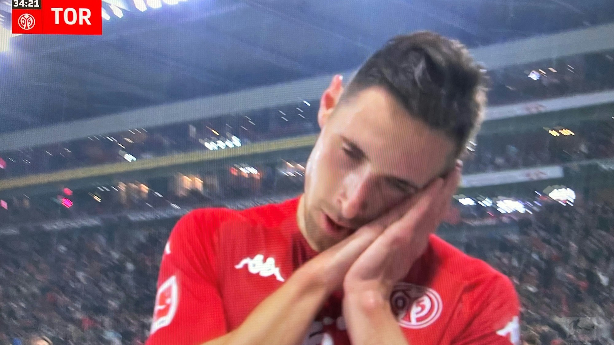 So bejubelte Mainz-Profi Dominik Kohr sein Tor zum 2:0 gegen den 1. FC Köln am Freitagabend (21. Oktober 2022).