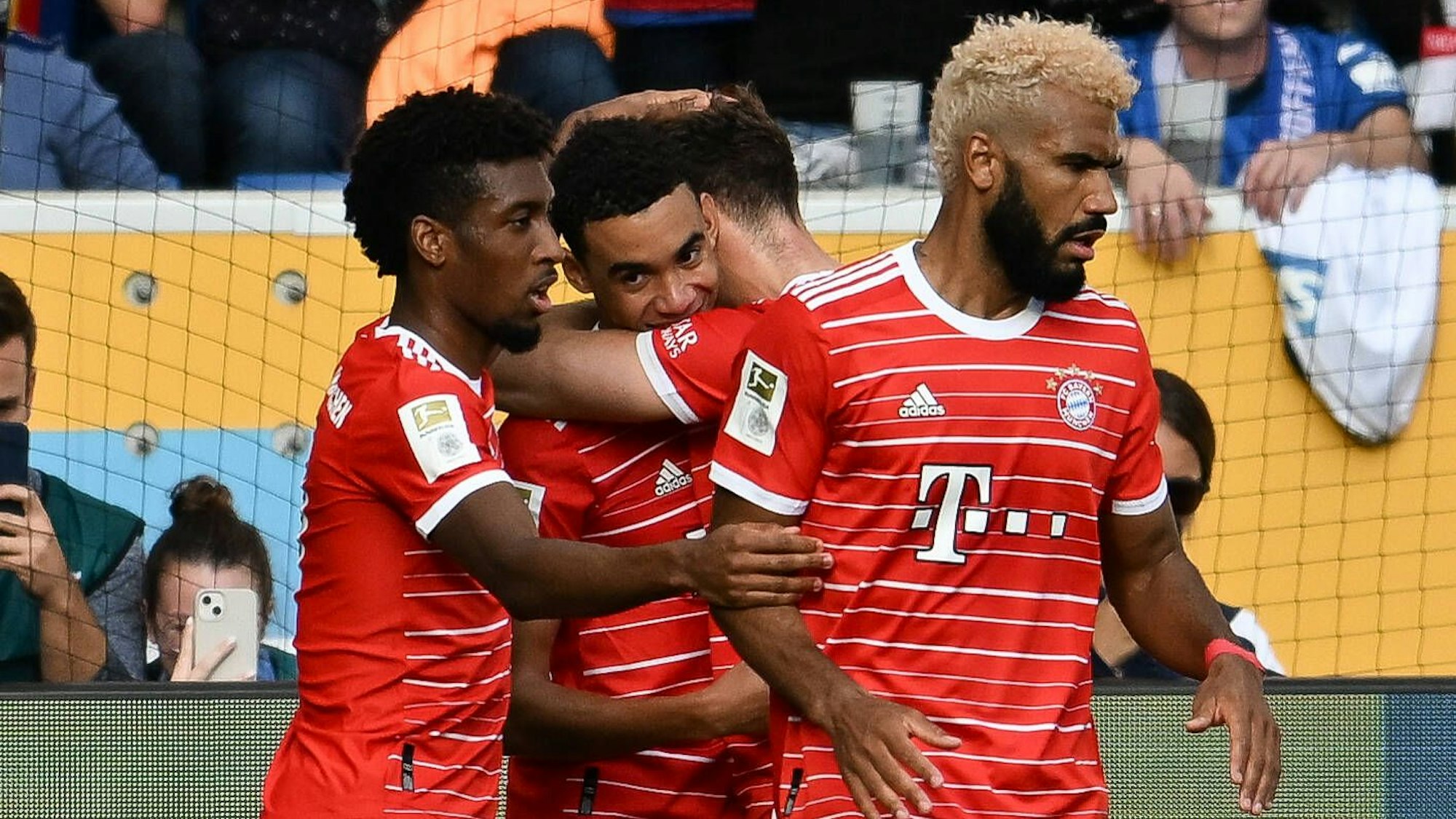 Kingsley Coman, Jamal Musiala und Eric Maxim Choupo-Moting freuen sich über einen Treffer.