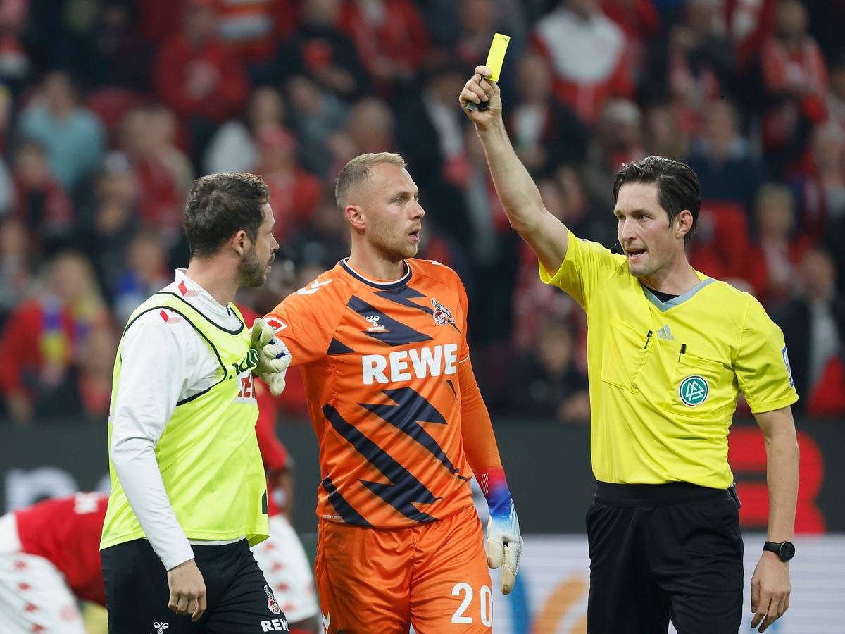 Mark Uth (l.) sah am Freitagabend (21. Oktober 2022) die Gelbe Karte von Schiedsrichter Matthias Jöllenbeck, nachdem er sich über Dominik Kohrs Jubel aufgeregt hatte. Marvin Schwäbe bremste seinen Teamkollegen.