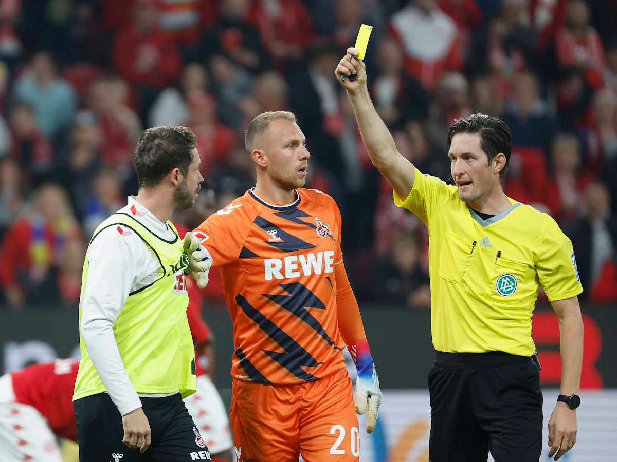 Mark Uth (l.) sah am Freitagabend (21. Oktober 2022) die Gelbe Karte von Schiedsrichter Matthias Jöllenbeck, nachdem er sich über Dominik Kohrs Jubel aufgeregt hatte. Marvin Schwäbe bremste seinen Teamkollegen.