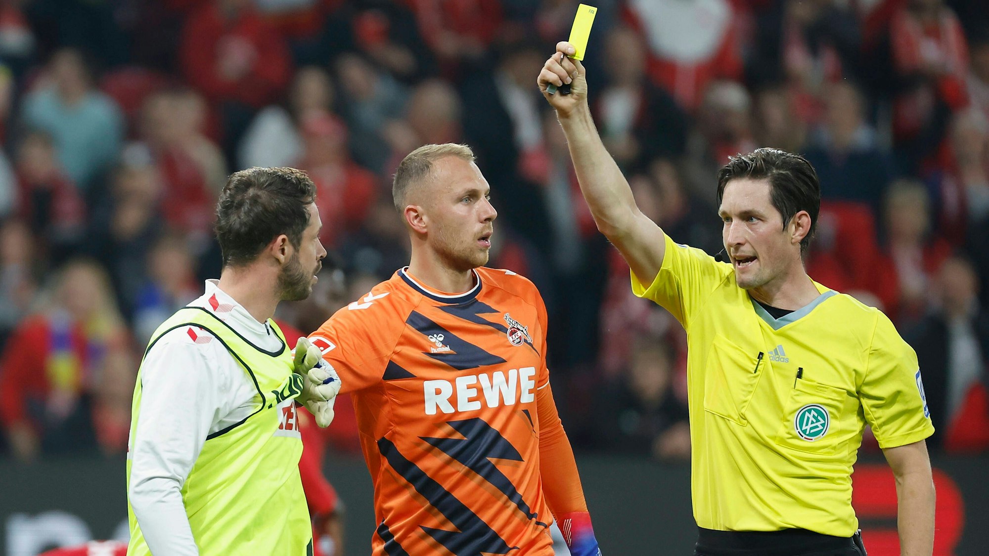 Mark Uth (l.) sah am Freitagabend (21. Oktober 2022) die Gelbe Karte von Schiedsrichter Matthias Jöllenbeck, nachdem er sich über Dominik Kohrs Jubel aufgeregt hatte. Marvin Schwäbe bremste seinen Teamkollegen.