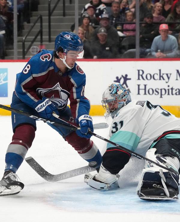 Seattle-Torhüter Philipp Grubauer (r.) pariert einen Schuss von Colorados Alex Newhook.