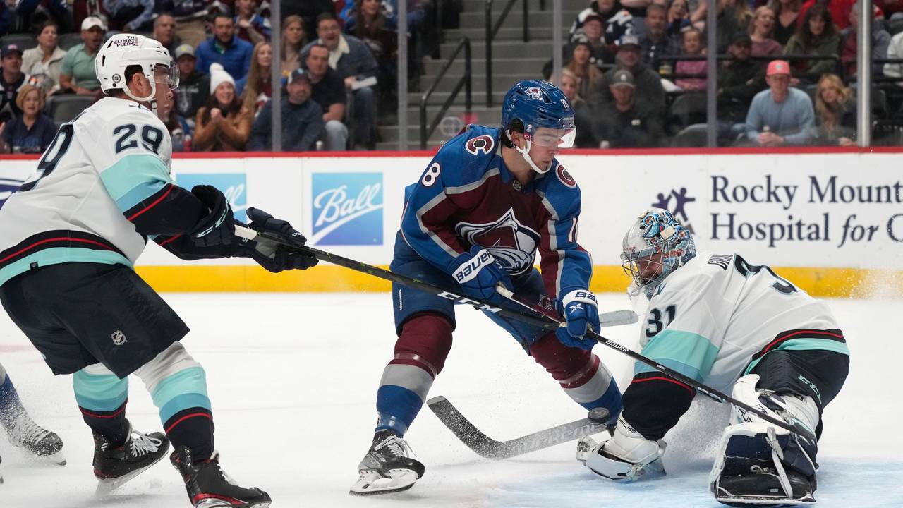 Seattle-Torhüter Philipp Grubauer (r.) pariert einen Schuss von Colorados Alex Newhook.