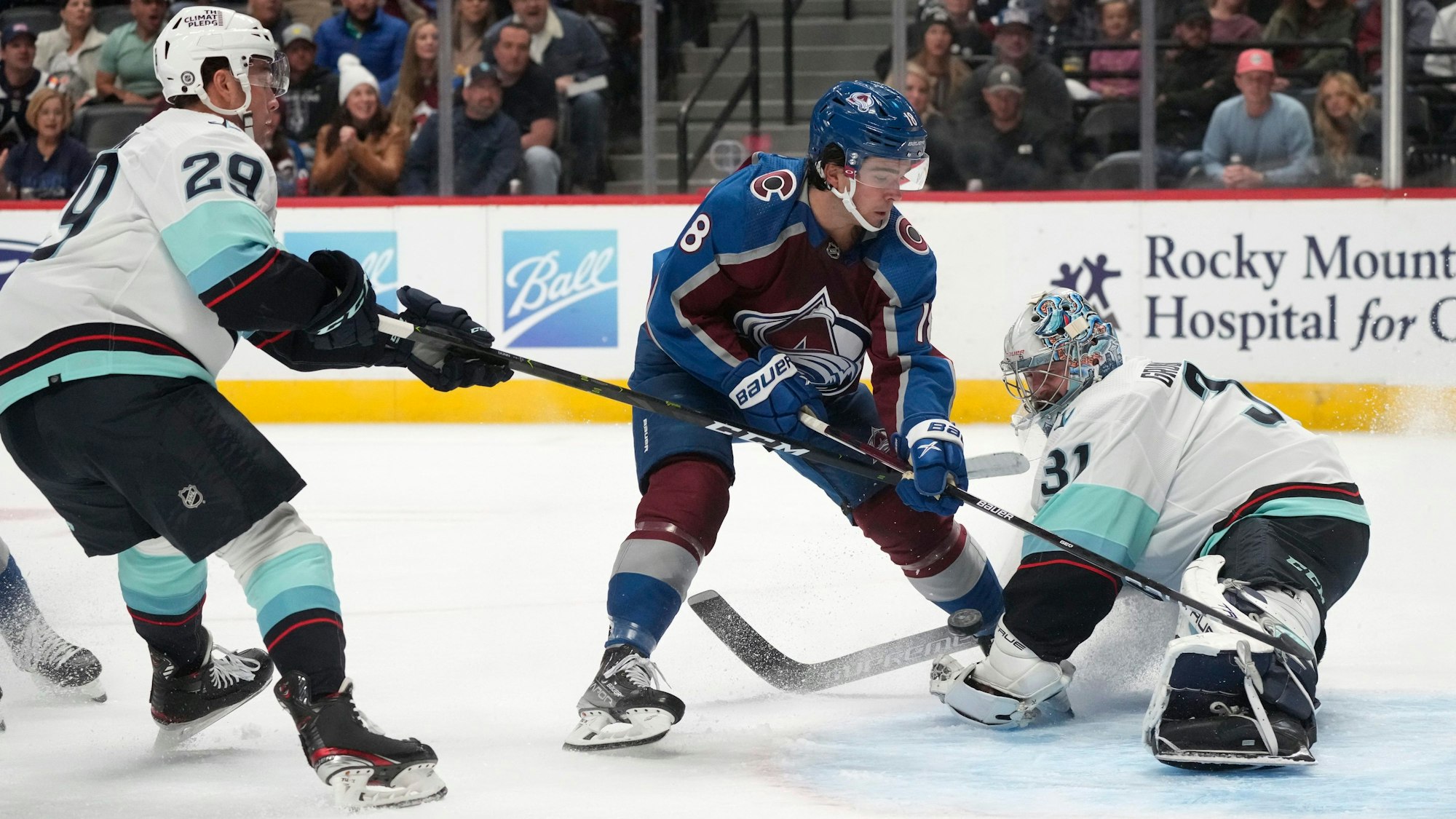 Seattle-Torhüter Philipp Grubauer (r.) pariert einen Schuss von Colorados Alex Newhook.