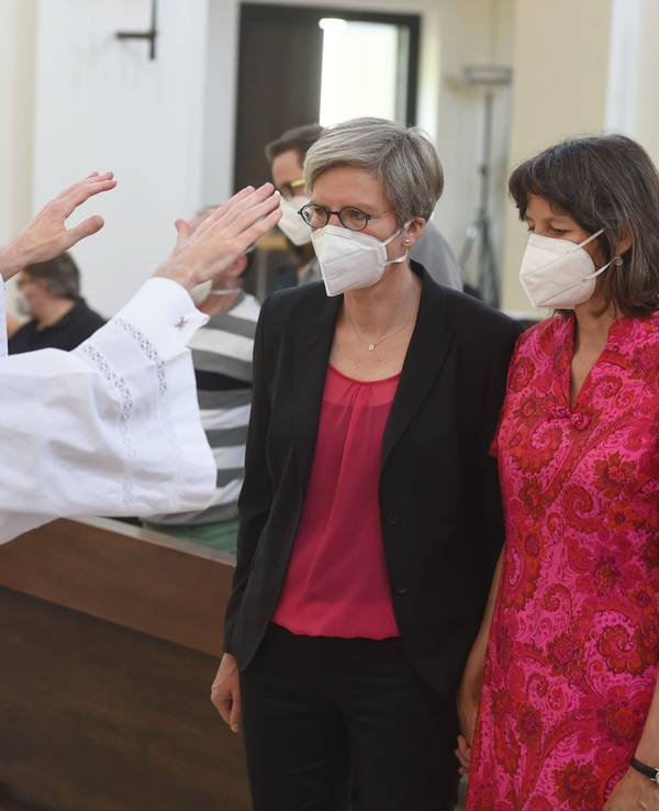 Bayern, München: Pfarrvikar Wolfgang Rothe segnet das Paar Christine Walter (links) und Almut Münster bei einem katholischen Gottesdienst mit Segnung homosexueller Paare im Rahmen einer bundesweiten Aktion in der Kirche St. Benedikt. Die Aufnahme ist vom 9. Mai 2021.