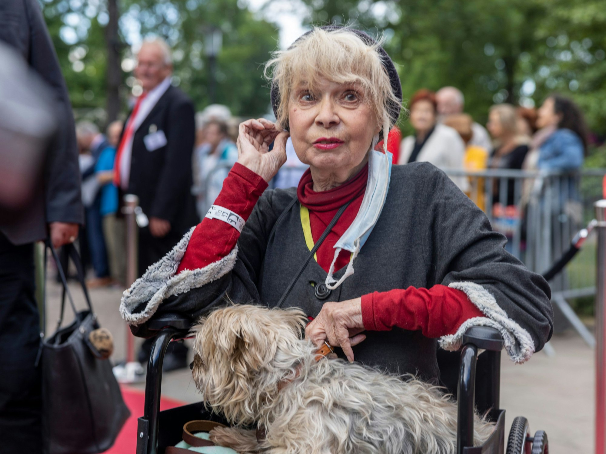 Schauspielerin Ingrid Steeger kommt im Rollstuhl mit ihrem Hund zu den 71. Bad Hersfelder Festspielen.