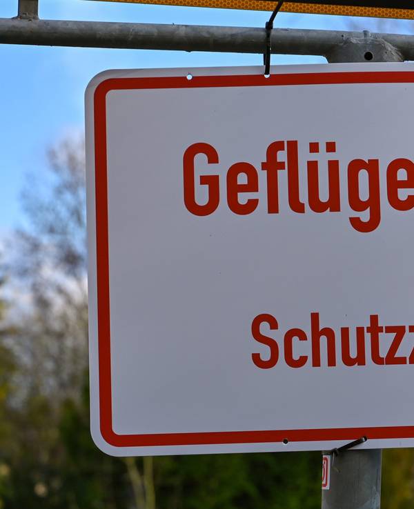 Ein Schild mit der Aufschrift „Geflügelpest Schutzzone“.