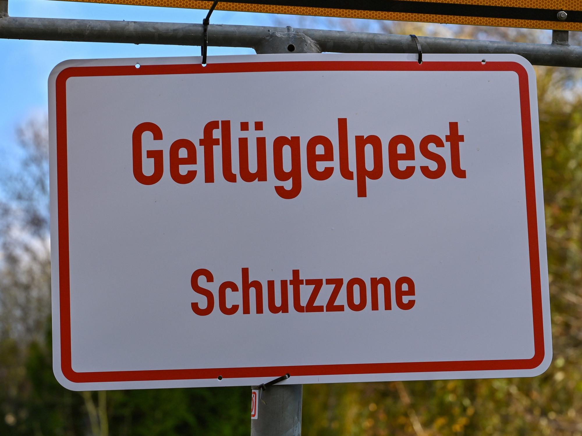 Ein Schild mit der Aufschrift „Geflügelpest Schutzzone“.