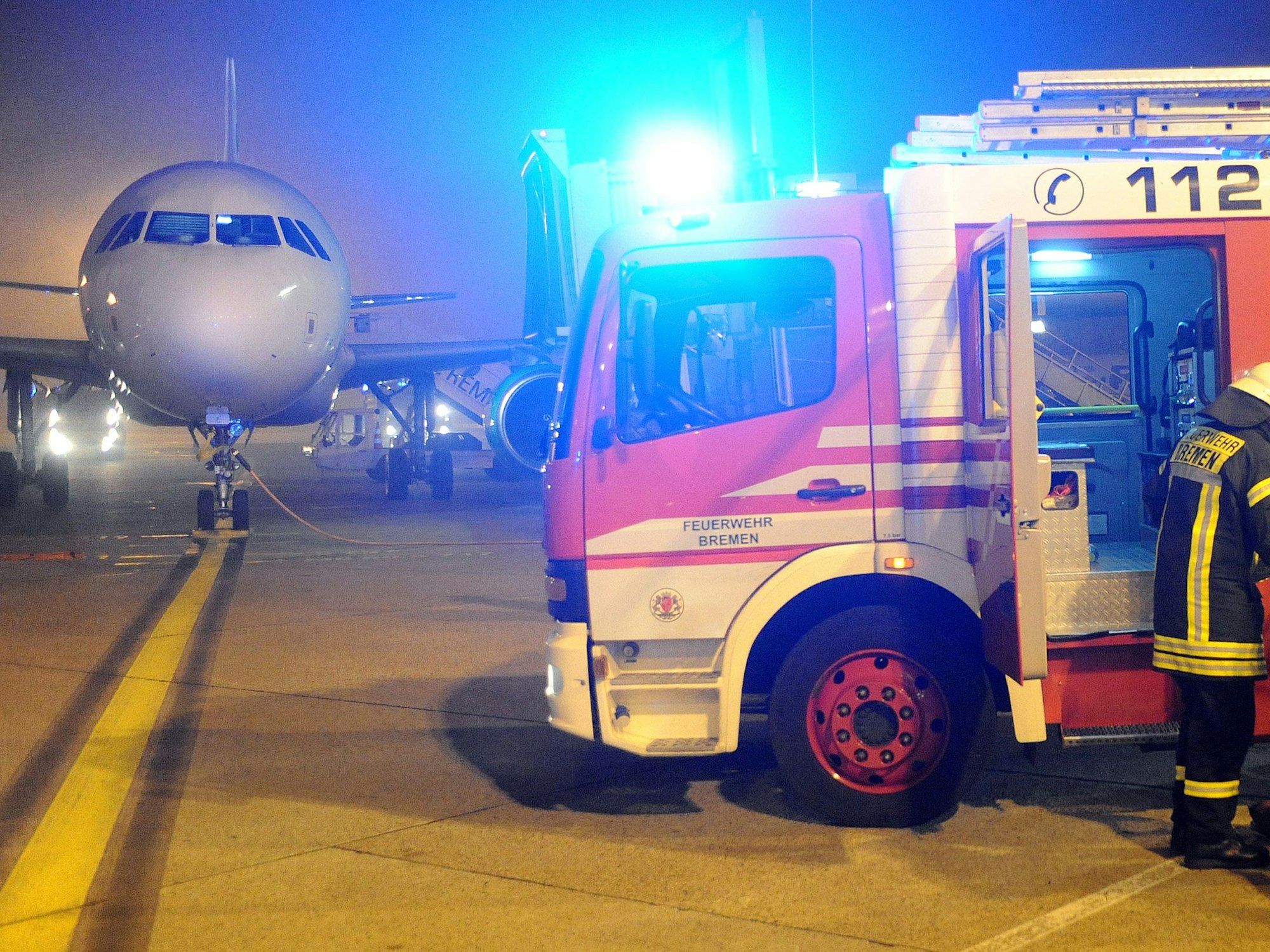 Wegen eines randalierenden Fluggastes musste ein Pilot den Startvorgang abbrechen und zum Terminal zurückkehren. Das Symbolfoto vom 12. Dezember 2011 zeigt Feuerwehrleute während einer großen Einsatzübung auf dem Flughafen Bremen und steht nicht in direktem Zusammenhang mit dem Fall.