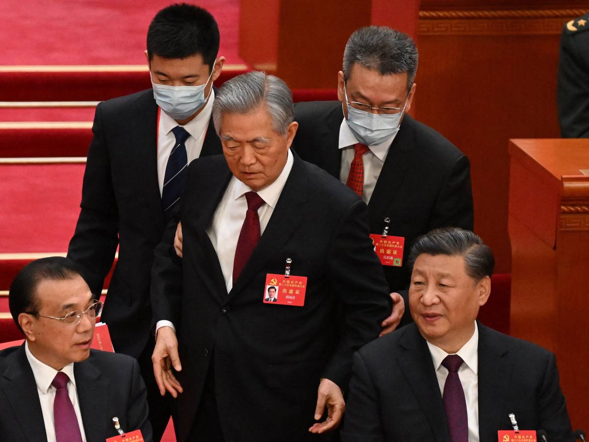 Der ehemalige Parteichef Hu Jintao wurde am Samstag (22. Oktober 2022) gegen seinen Willen vom Podest geführt. Staats- und Parteichef Xi Jinping (r.) spielte seine Macht aus.