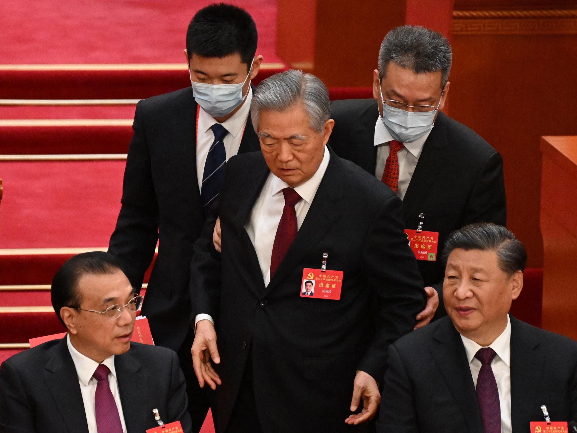 Der ehemalige Parteichef Hu Jintao wurde am Samstag (22. Oktober 2022) gegen seinen Willen vom Podest geführt. Staats- und Parteichef Xi Jinping (r.) spielte seine Macht aus.
