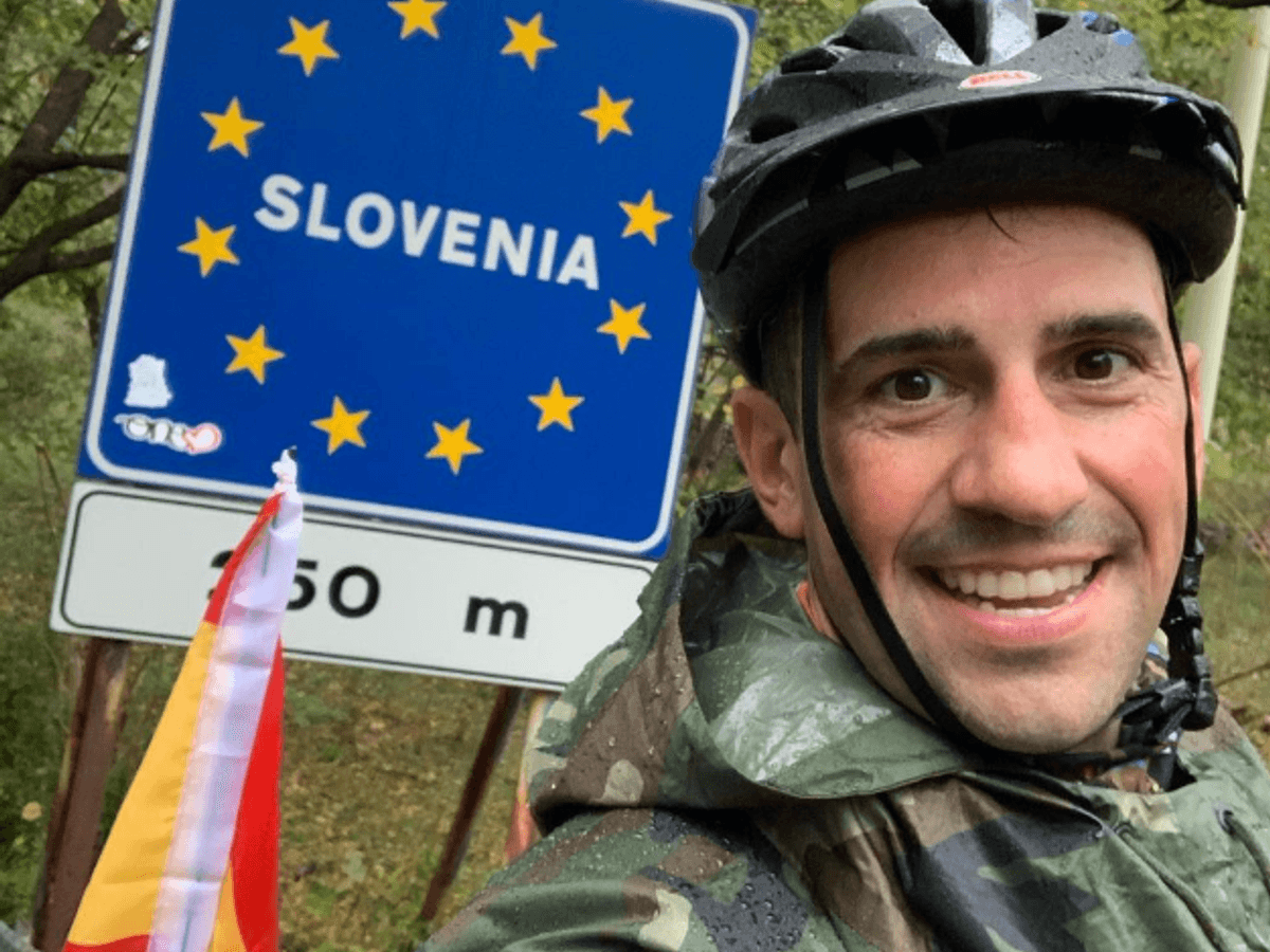 Santiago Sanchez Cogedor fotografiert sich selbst vor der Grenze zu Slowenien.