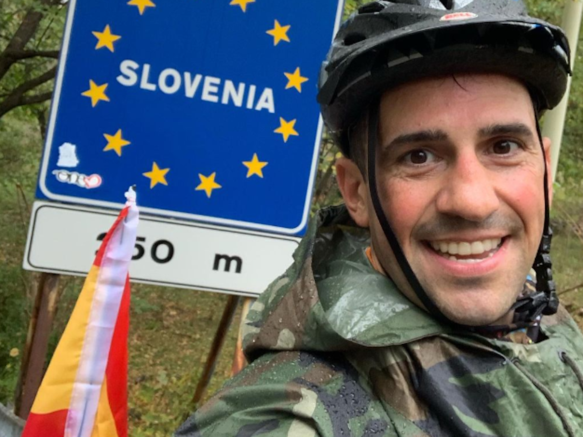 Santiago Sanchez Cogedor fotografiert sich selbst vor der Grenze zu Slowenien.