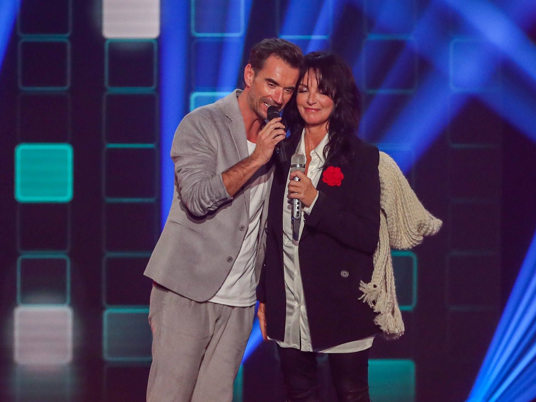 Florian Silbereisen und Nena stehen zusammen auf der Bühne.