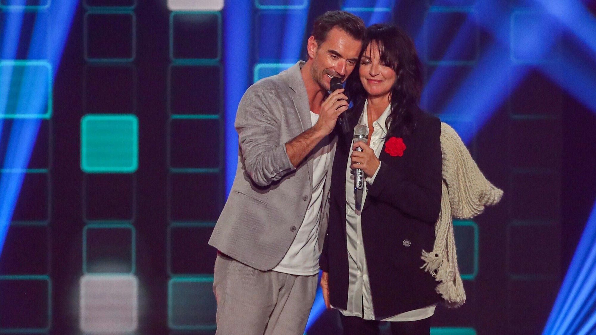 Florian Silbereisen und Nena stehen zusammen auf der Bühne.