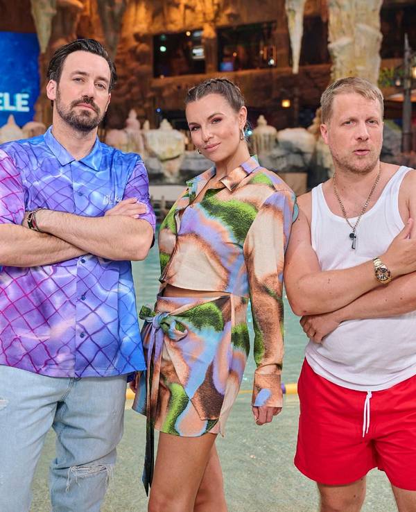 Jan Köppen, Laura Wontorra und Bademeister Oliver Pocher posieren im Wasserpark bei der RTL-Show „RTL Wasserspiele“ für die Kameras.