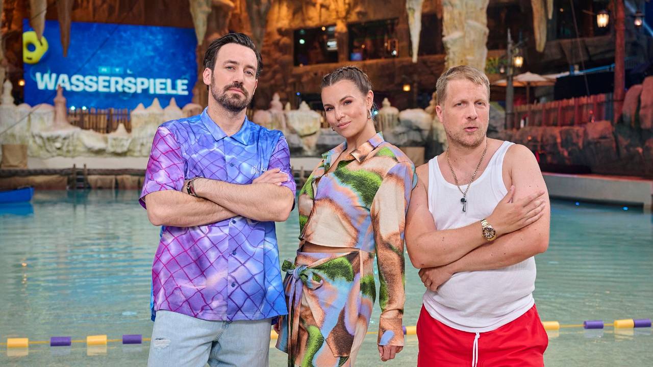 Jan Köppen, Laura Wontorra und Bademeister Oliver Pocher posieren im Wasserpark bei der RTL-Show „RTL Wasserspiele“ für die Kameras.