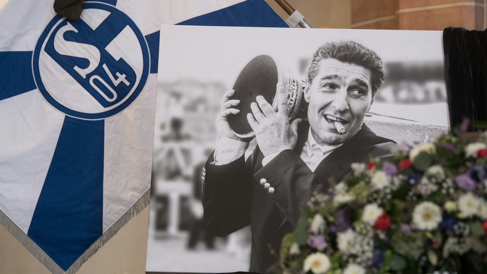 Gedenkfeier für den früheren FC Schalke 04 Manager Rudi Assauer in der Propsteikirche St. Urbanus. Kränze liegen in der Kirche vor dem Bild von Rudi Assauer.